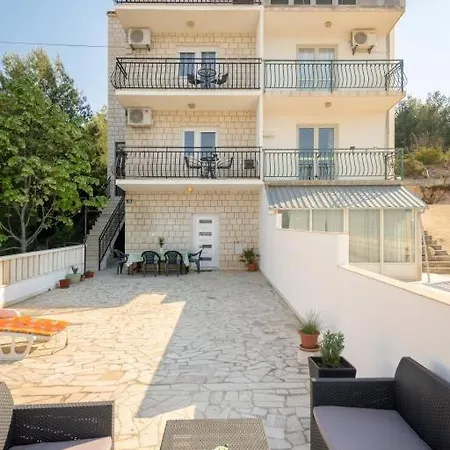 In Arbanija Mit Meerblick, Balkon, Klimaanlage, W-lan 5137-2 * 特罗吉尔