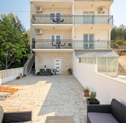 In Arbanija Mit Meerblick, Balkon, Klimaanlage, W-lan 5137-2 * 特罗吉尔